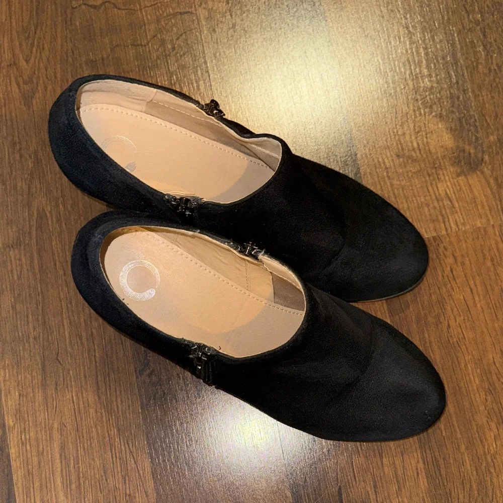 Journee Women’s Sanzi Black Suede Like Ankle Booties w Zippers (size 9.5)